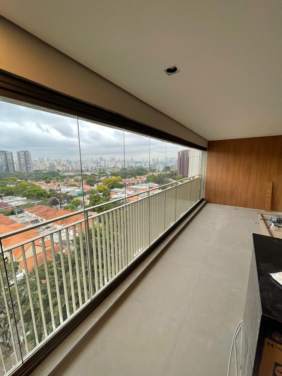 Sacada envidraçada com vista panorâmica da cidade de São Paulo