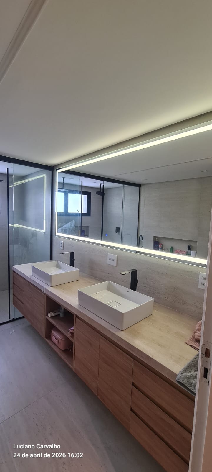 Espelho de grandes dimensões com iluminação LED embutida em banheiro