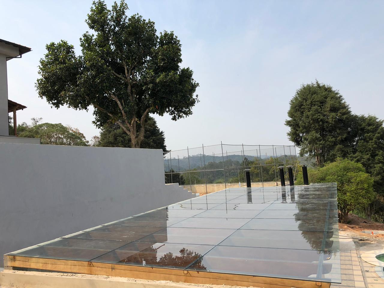 Cobertura em vidro laminado instalada em área externa